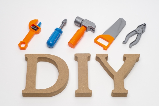 モニター台をDIY！100均グッズで作る快適＆おしゃれな作業スペース